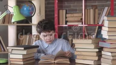 读书。 孩子在做作业。 一个学生坐在教室里的一张桌子上，翻开一本大书的书页。 教科书